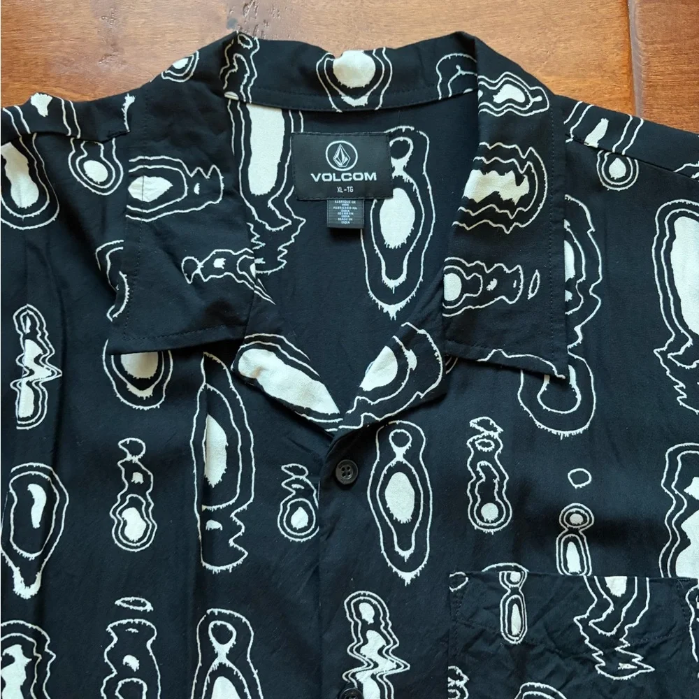 Volcom Black and White Patterned Casual Shirt - Picture 2 of 3